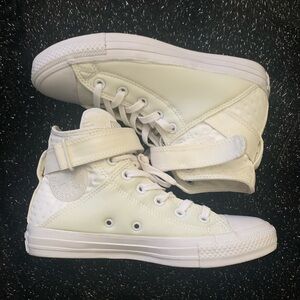 Women’s Converse Chuck Taylors White and Cream High-Top Sneakers-Size 7